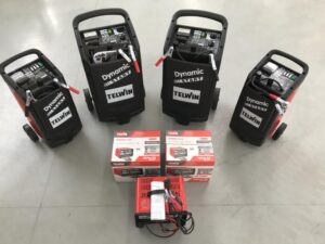 4 ricarica batterie neri con due batterie rosse pronte per essere ricaricate